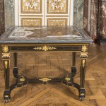 Plateau de table en marbre et pierres dures qui a figuré dans le cabinet des Médailles (© Château de Versailles)