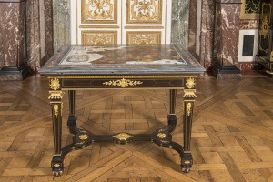 Plateau de table en marbre et pierres dures qui a figuré dans le cabinet des Médailles (© Château de Versailles)