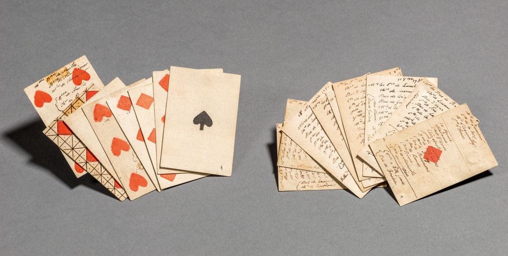 Cartes nº 0, 6, 7, 10-24, 36-41, nº 75, 76 et 81, extraites du jeu de 84 cartes et feuillets d’almanach, avec inscriptions de la main de Louis XVI – 1786-1789.